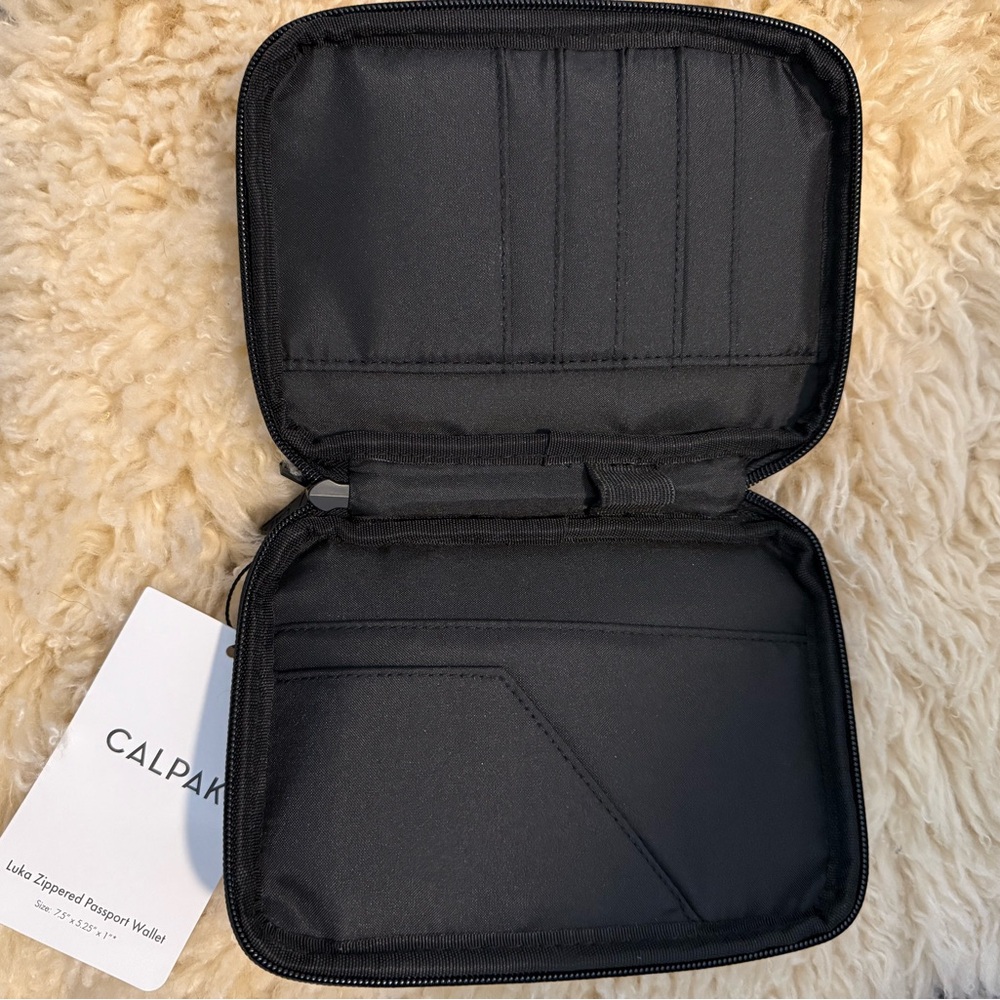 NWT Luka Zippered Passport Wallet - Picture 3 of 3